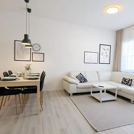 Apartment Neu Renovierte, Gemütliche 4 Zi *