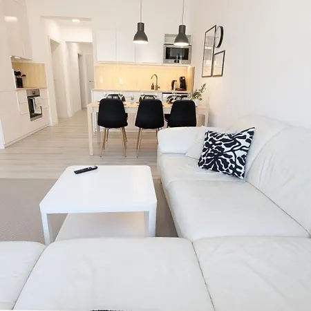 Neu Renovierte, Gemuetliche 4 Zi *